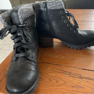 Womens boots almost brand new only worn once.